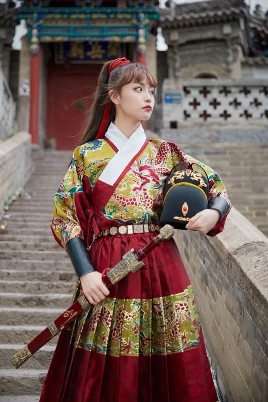 身穿锦衣卫飞鱼服手持宝剑的东方美少女图片