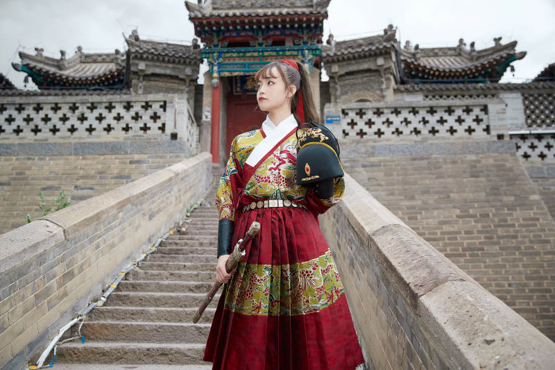 身穿锦衣卫飞鱼服手持宝剑的东方美少女图片