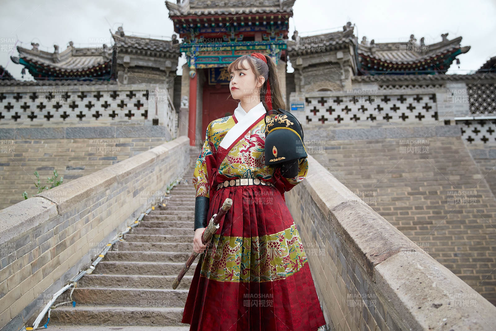 身穿锦衣卫飞鱼服手持宝剑的东方美少女图片