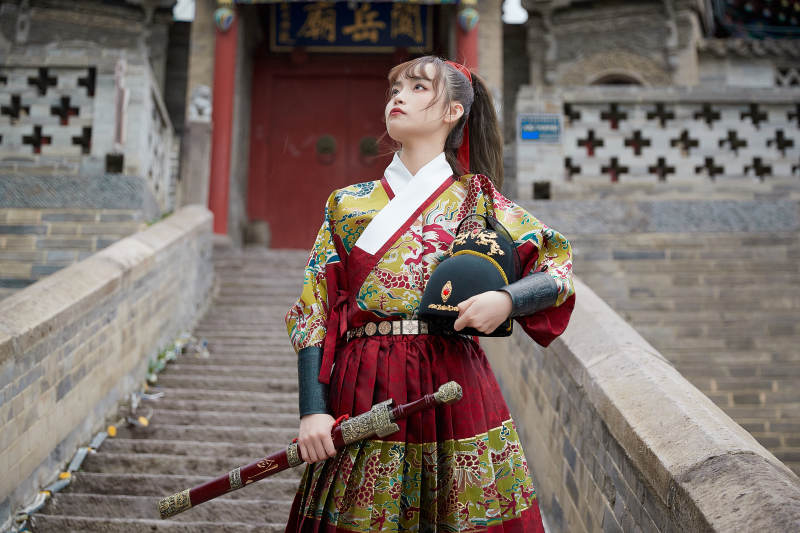 身穿锦衣卫飞鱼服手持宝剑的东方美少女图片