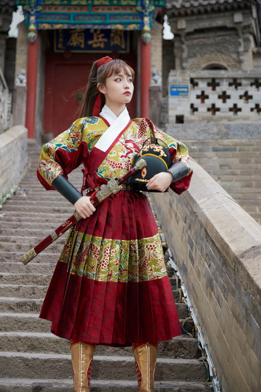 身穿锦衣卫飞鱼服手持宝剑的东方美少女图片