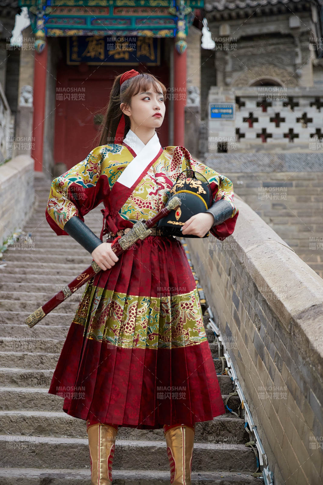 身穿锦衣卫飞鱼服手持宝剑的东方美少女图片