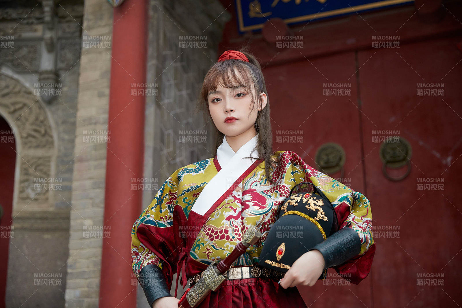 身穿锦衣卫飞鱼服手持宝剑的东方美少女图片