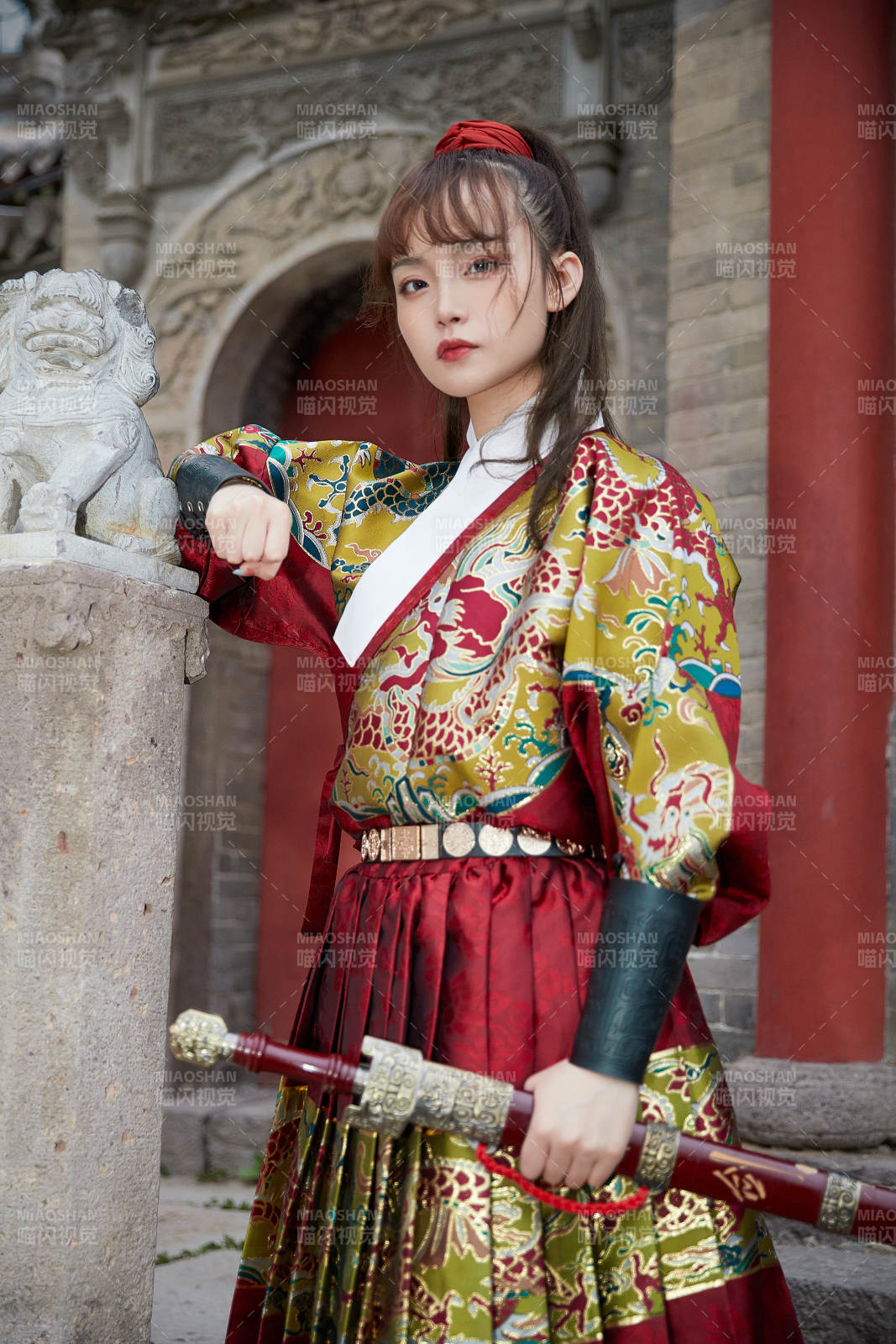 身穿锦衣卫飞鱼服手持宝剑的东方美少女图片