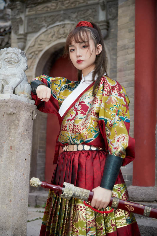 身穿锦衣卫飞鱼服手持宝剑的东方美少女图片