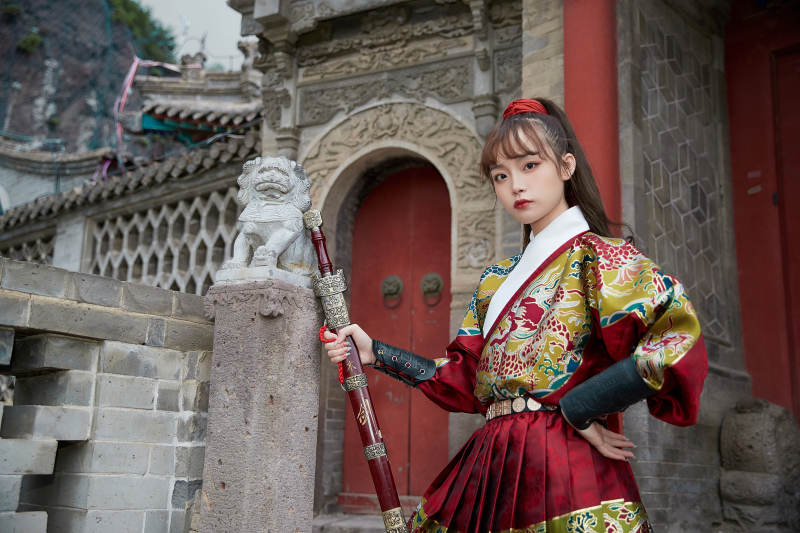 身穿锦衣卫飞鱼服手持宝剑的东方美少女图片