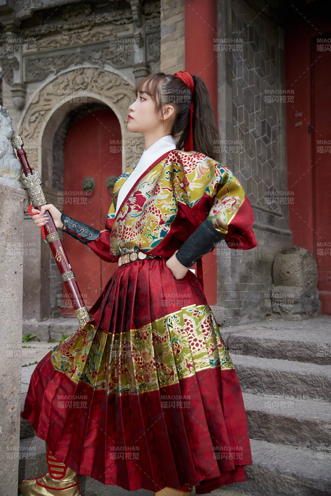 身穿锦衣卫飞鱼服手持宝剑的东方美少女图片