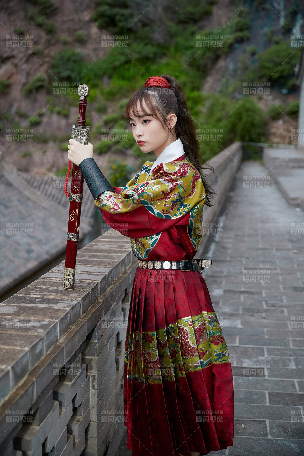 身穿锦衣卫飞鱼服手持宝剑的东方美少女图片