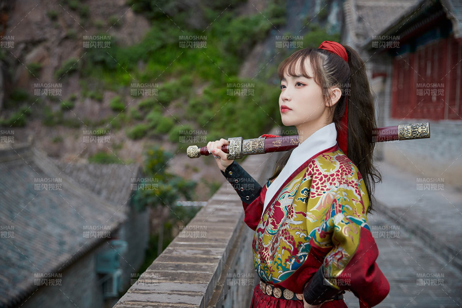 身穿锦衣卫飞鱼服手持宝剑的东方美少女图片