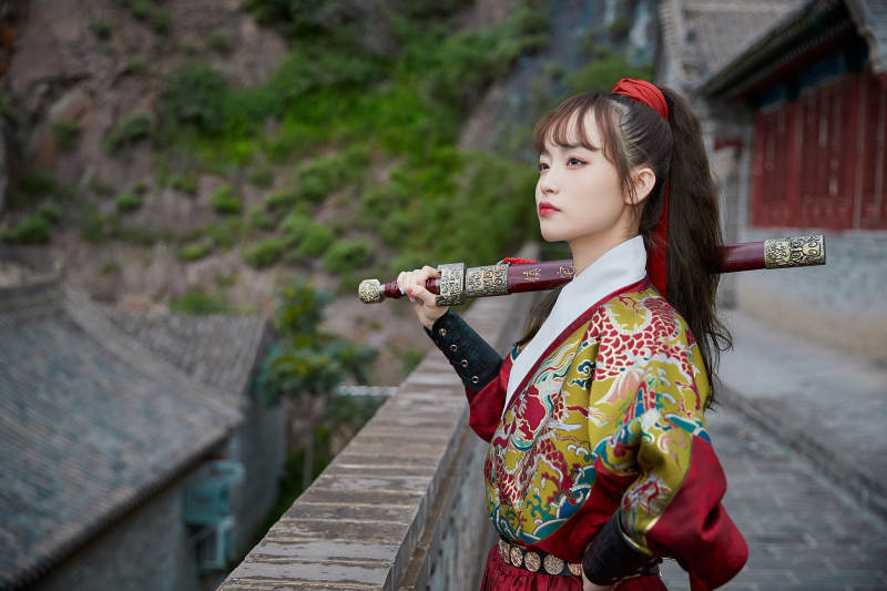 身穿锦衣卫飞鱼服手持宝剑的东方美少女图片