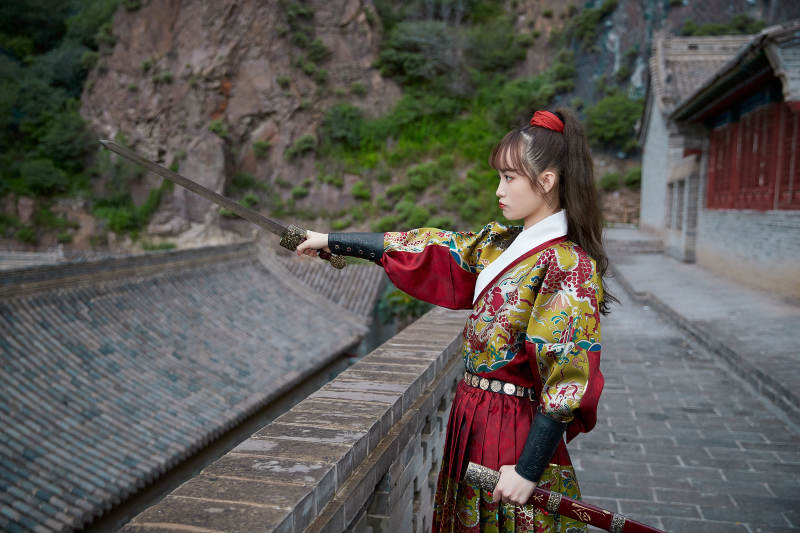身穿锦衣卫飞鱼服手持宝剑的东方美少女图片
