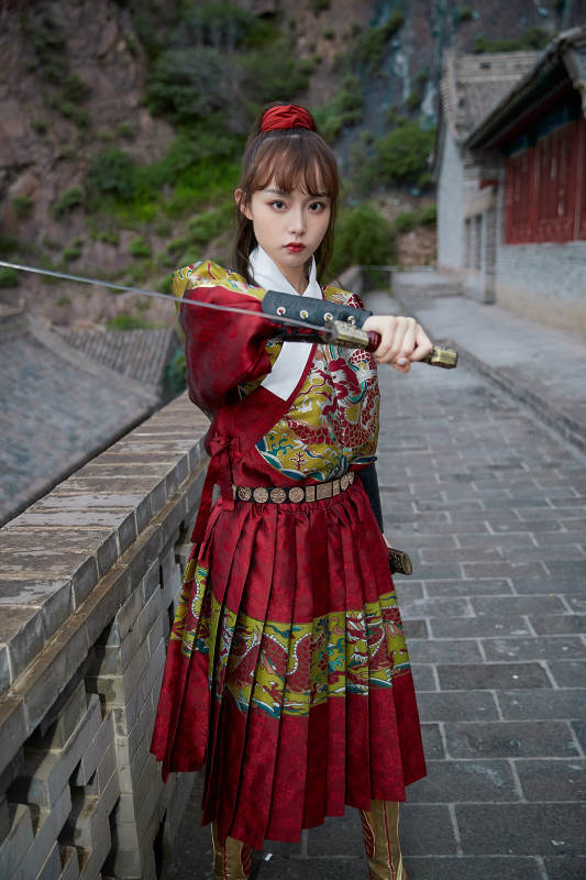 身穿锦衣卫飞鱼服手持宝剑的东方美少女图片