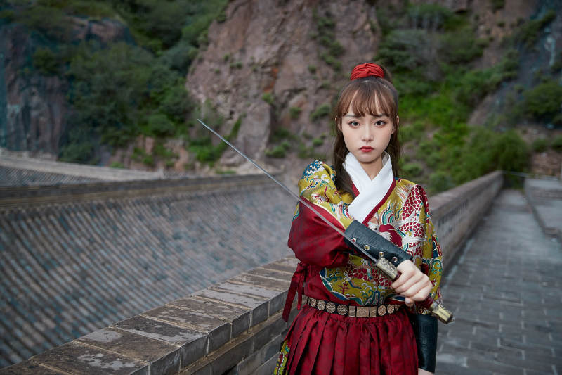 身穿锦衣卫飞鱼服手持宝剑的东方美少女图片