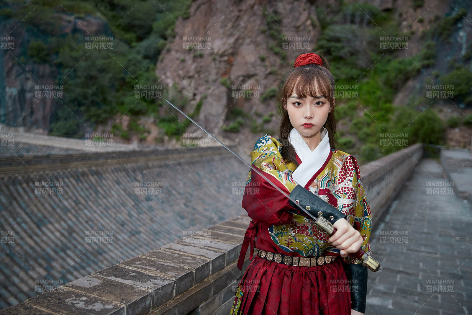 身穿锦衣卫飞鱼服手持宝剑的东方美少女图片