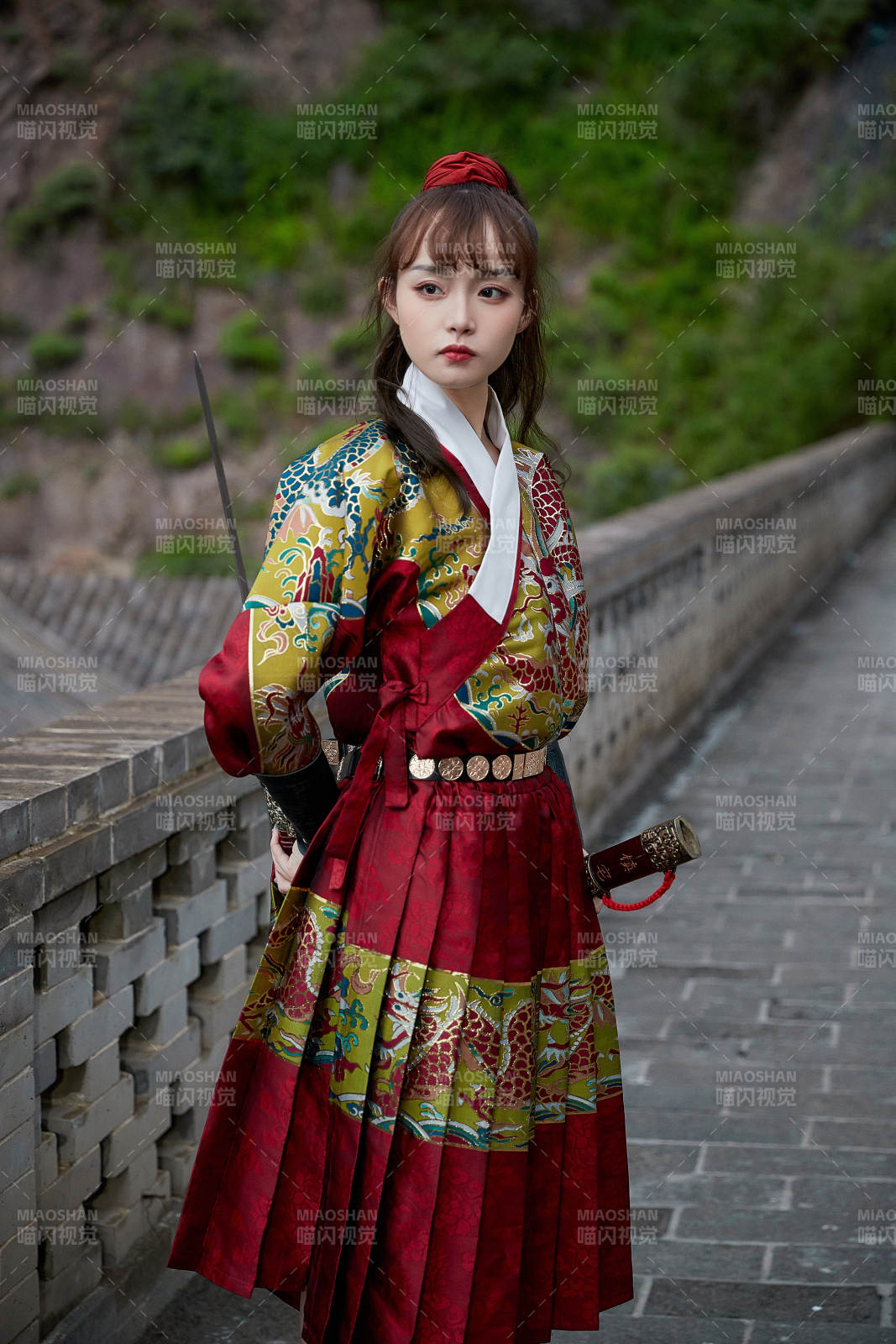 身穿锦衣卫飞鱼服手持宝剑的东方美少女图片