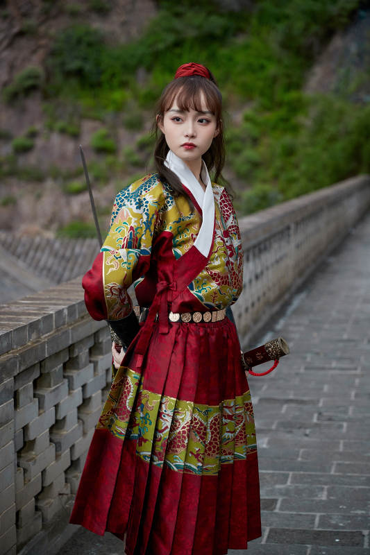 身穿锦衣卫飞鱼服手持宝剑的东方美少女图片