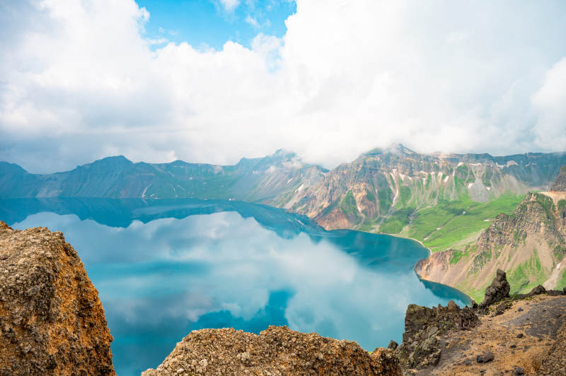 长白山天池高山湖泊云海图片