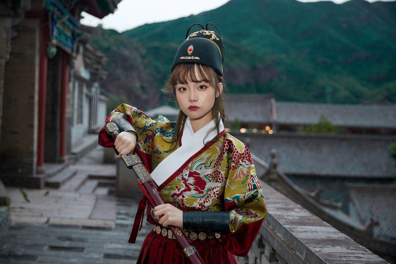 身穿锦衣卫飞鱼服手持宝剑的东方美少女图片