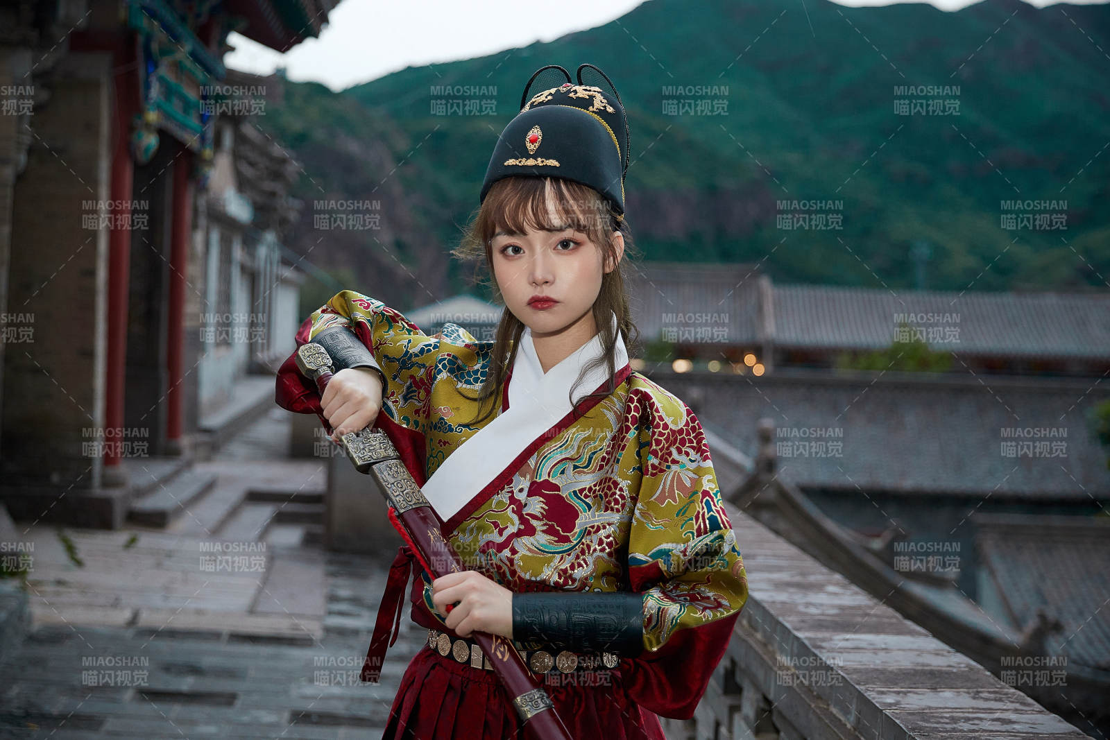 身穿锦衣卫飞鱼服手持宝剑的东方美少女图片