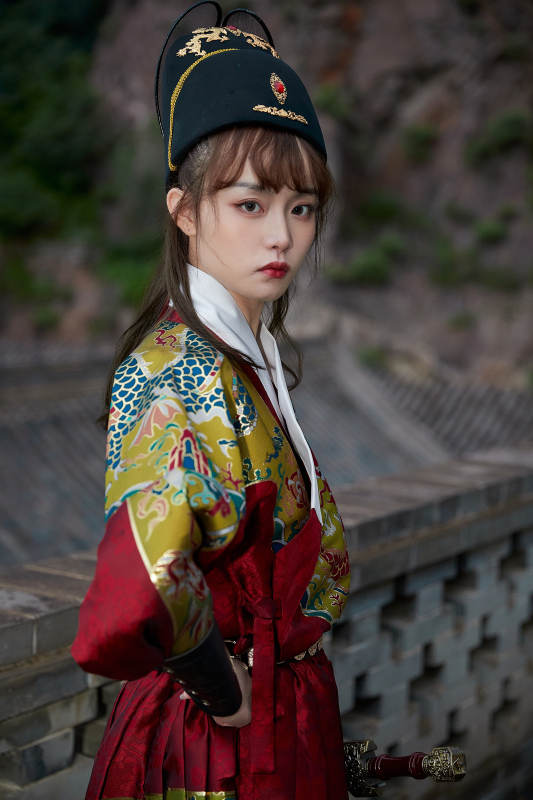 身穿锦衣卫飞鱼服手持宝剑的东方美少女图片