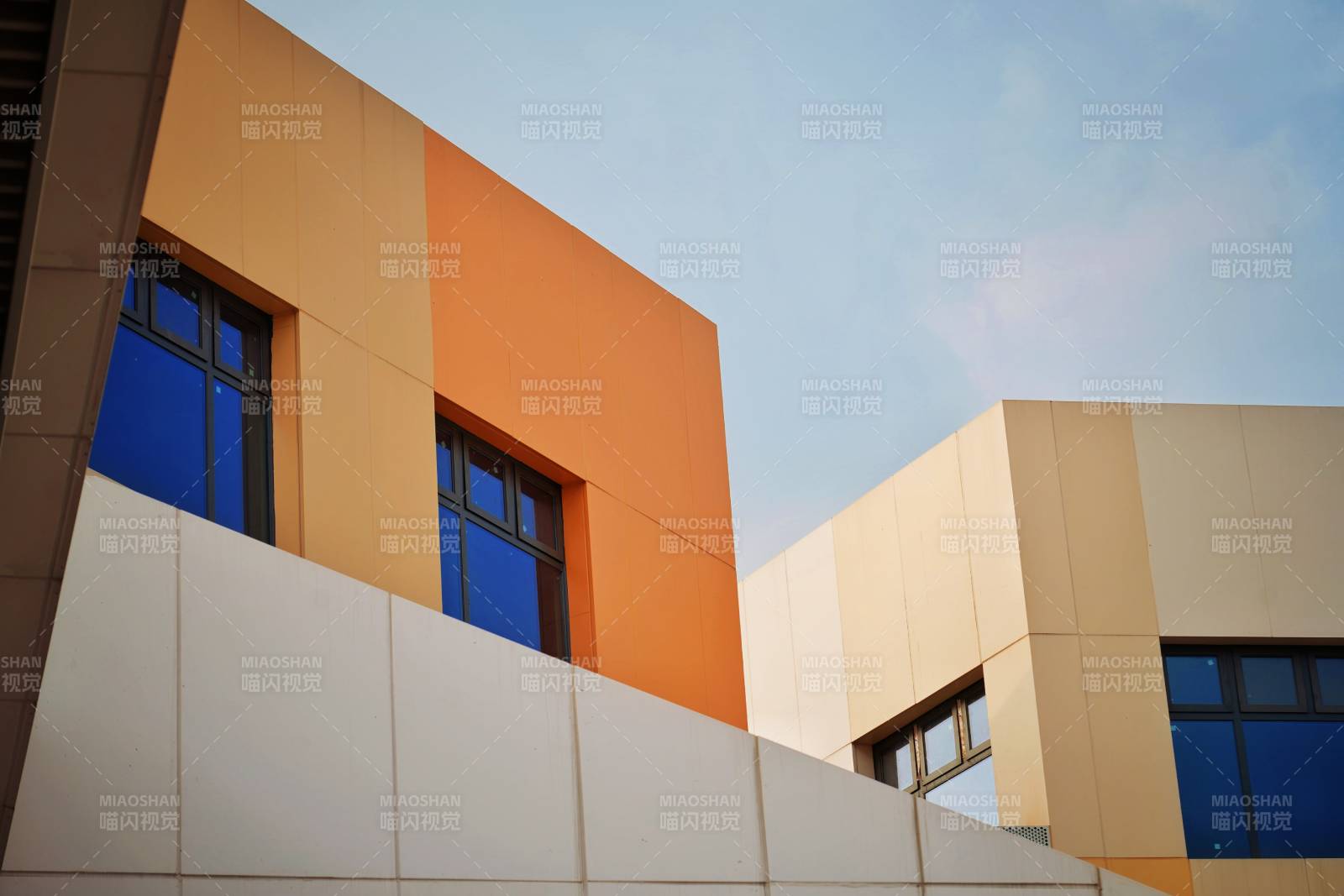 现代建筑色彩对比图片