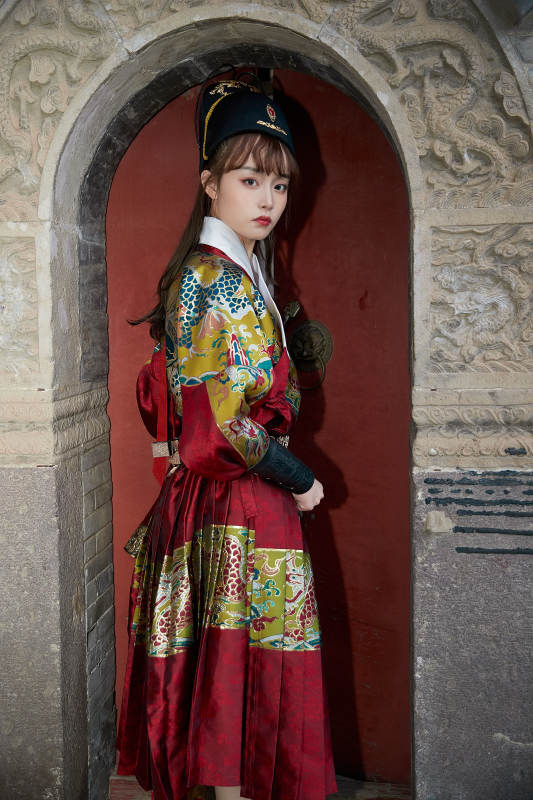 身穿锦衣卫飞鱼服手持宝剑的东方美少女图片