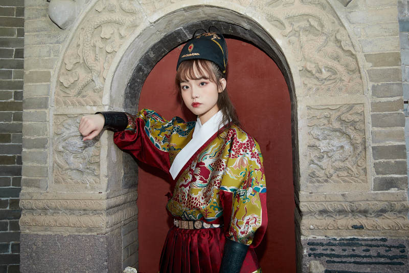 身穿锦衣卫飞鱼服手持宝剑的东方美少女图片