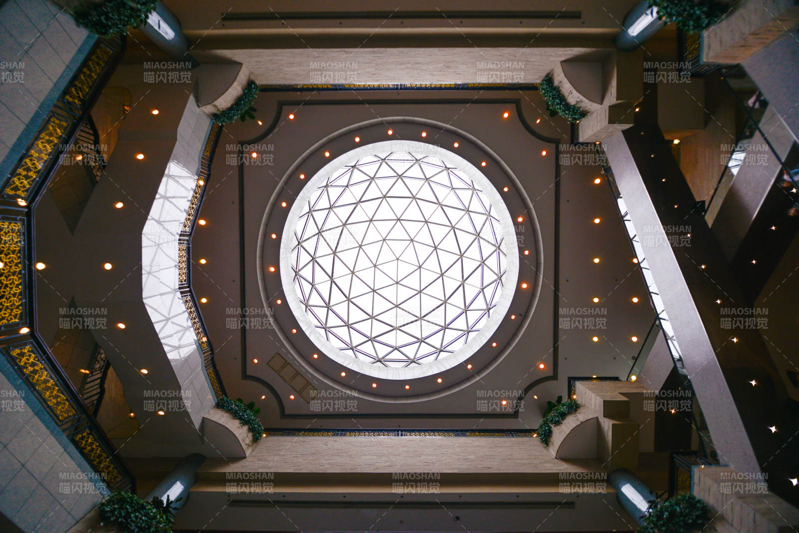 穹顶之下 光影交错图片