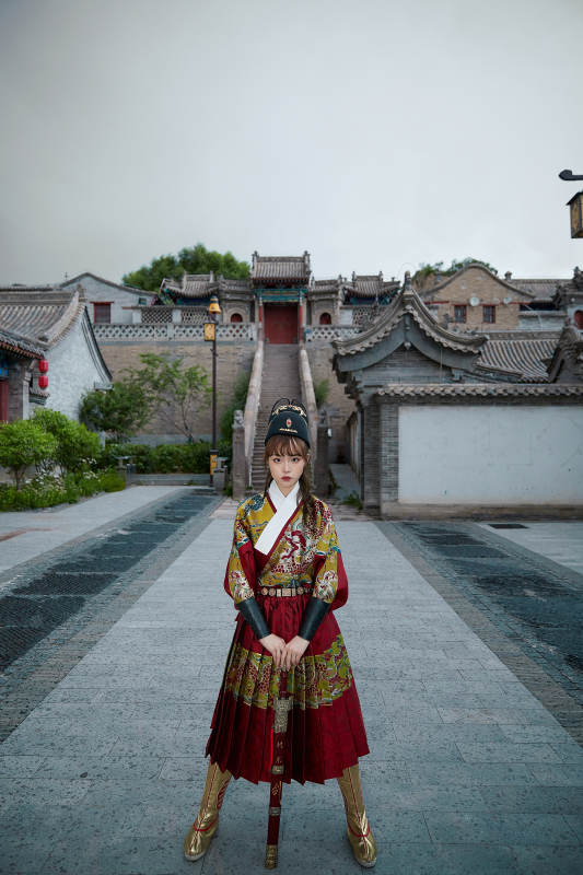 身穿锦衣卫飞鱼服手持宝剑的东方美少女图片