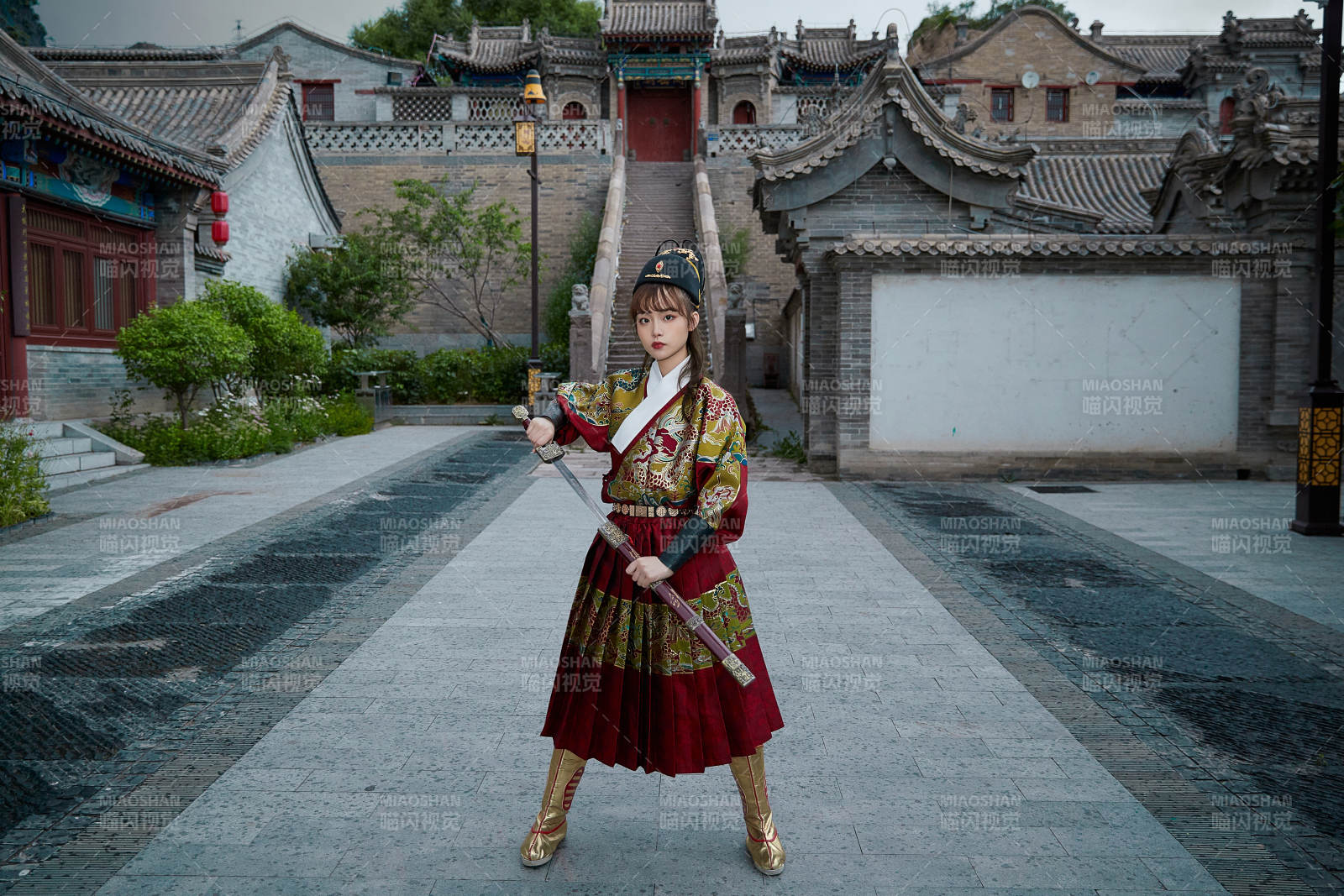 身穿锦衣卫飞鱼服手持宝剑的东方美少女图片