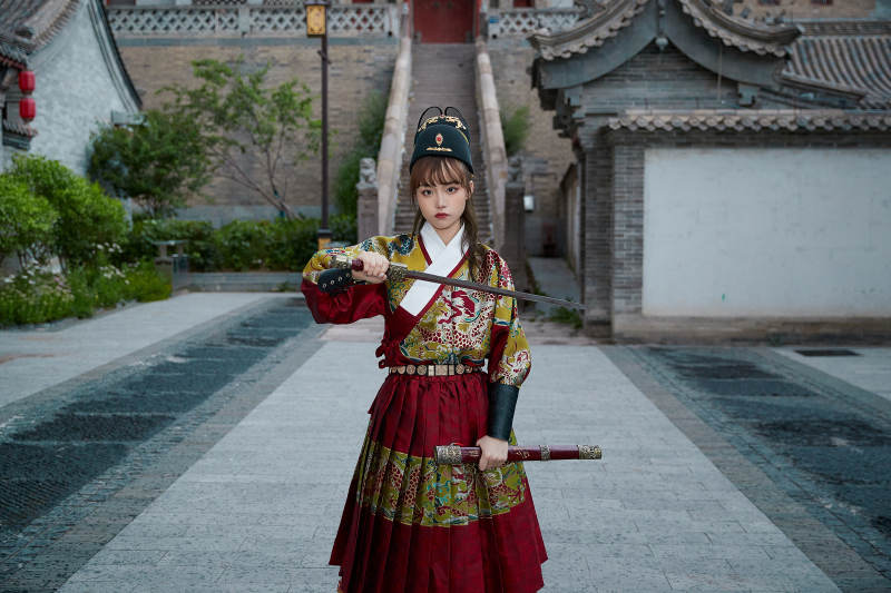 身穿锦衣卫飞鱼服手持宝剑的东方美少女图片