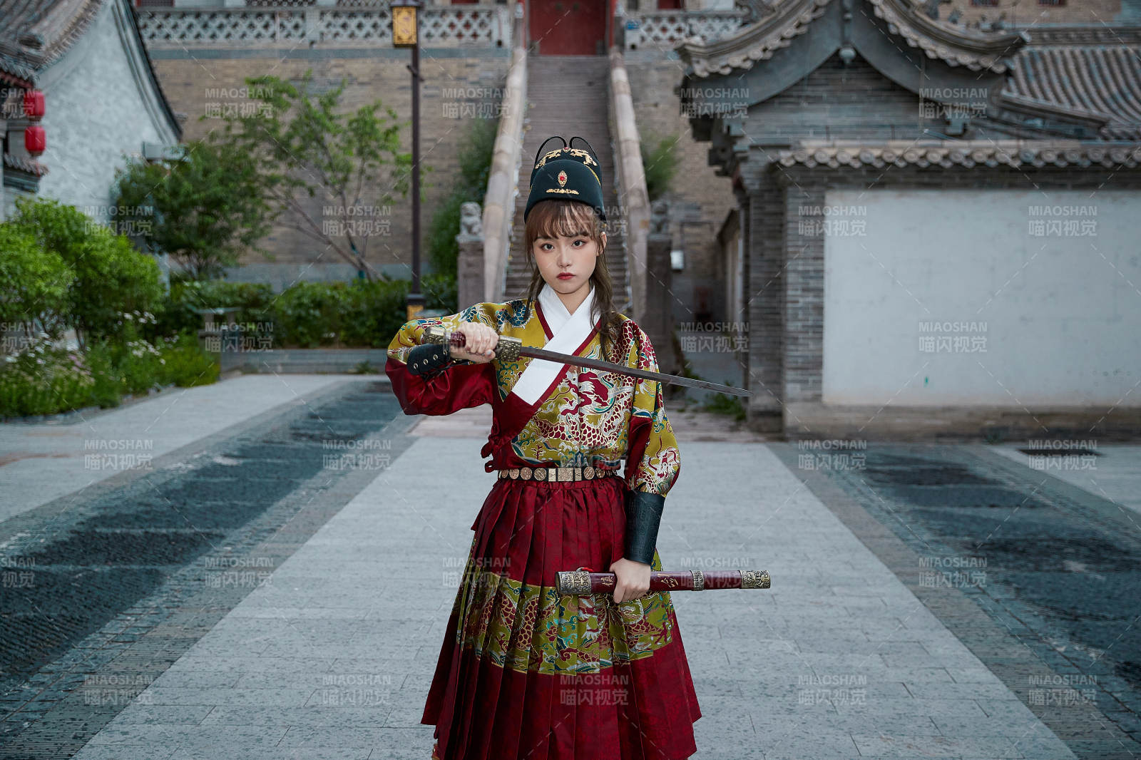 身穿锦衣卫飞鱼服手持宝剑的东方美少女图片