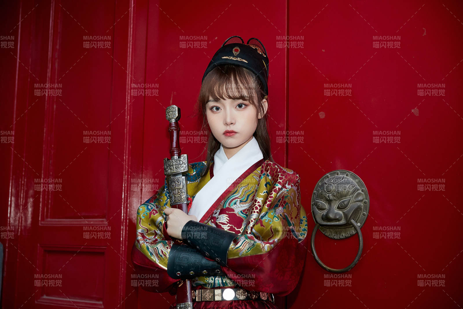 身穿锦衣卫飞鱼服手持宝剑的东方美少女图片