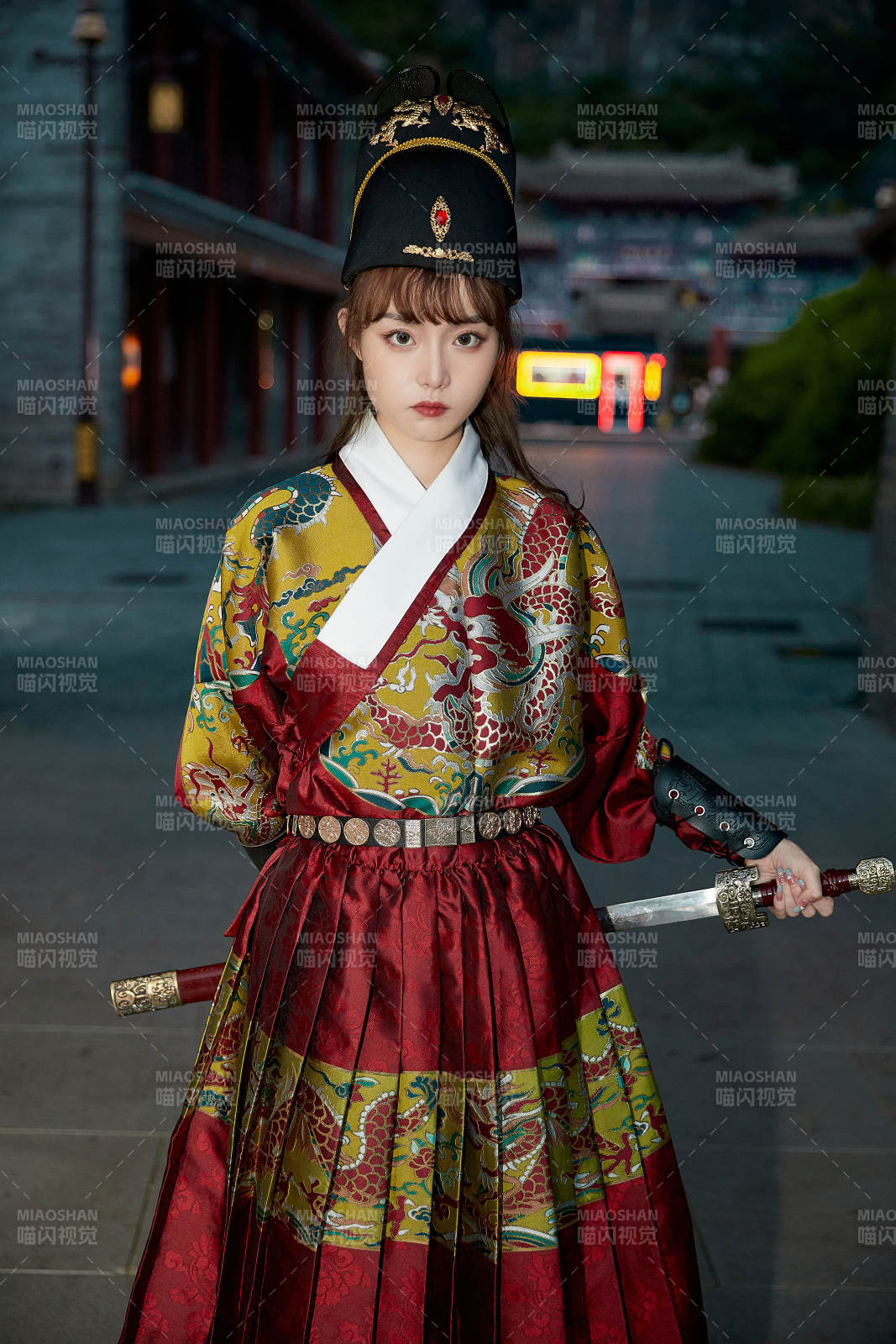 身穿锦衣卫飞鱼服手持宝剑的东方美少女图片