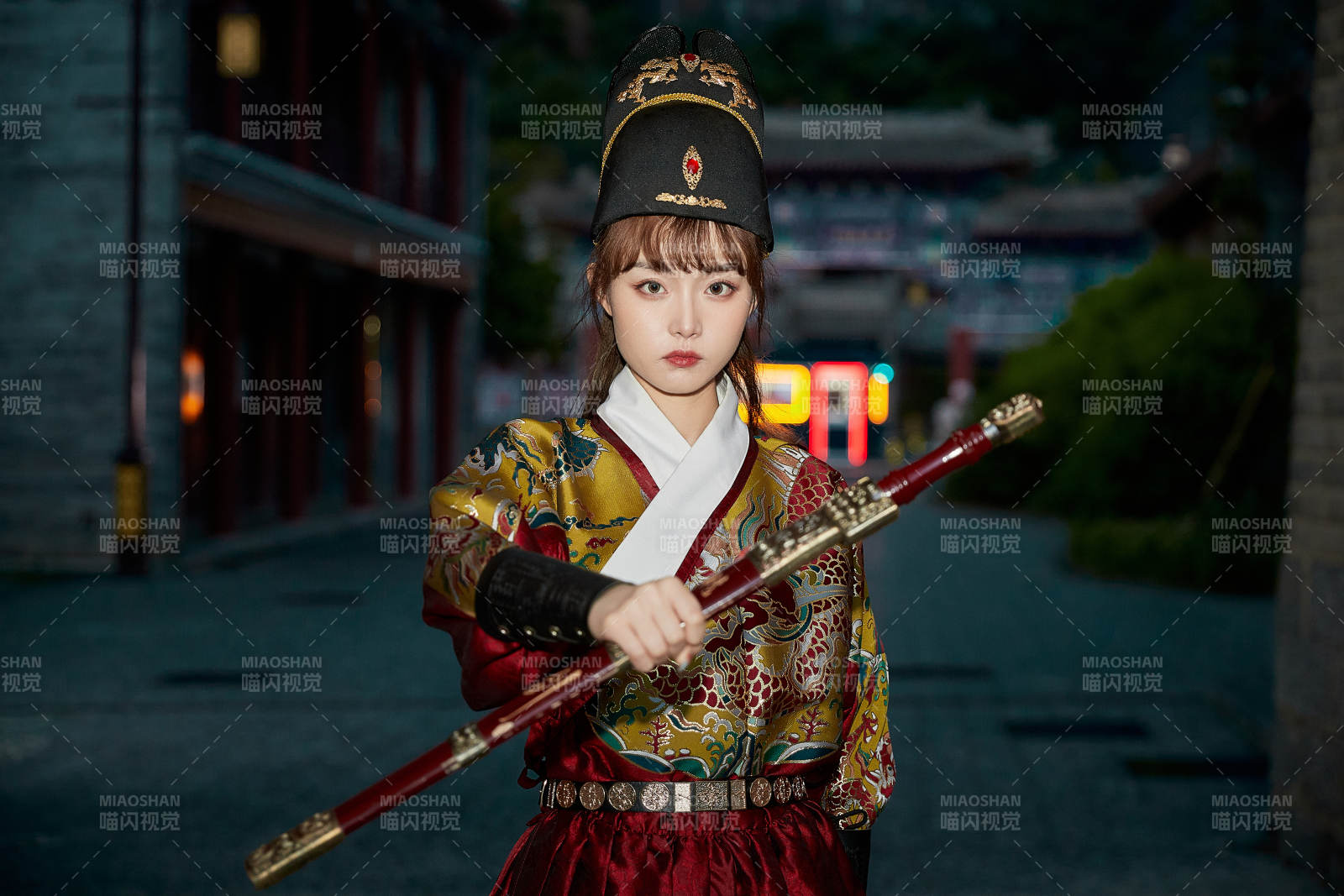 身穿锦衣卫飞鱼服手持宝剑的东方美少女图片