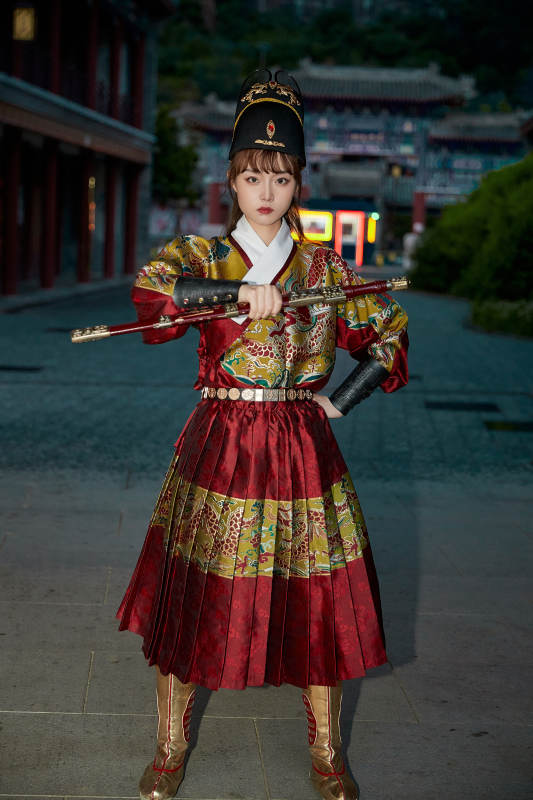 身穿锦衣卫飞鱼服手持宝剑的东方美少女图片