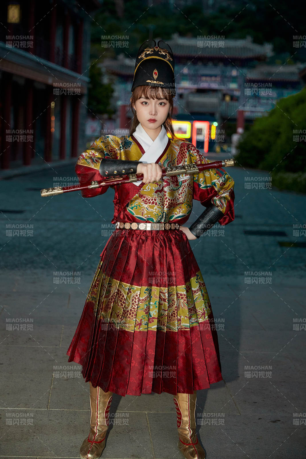 身穿锦衣卫飞鱼服手持宝剑的东方美少女图片