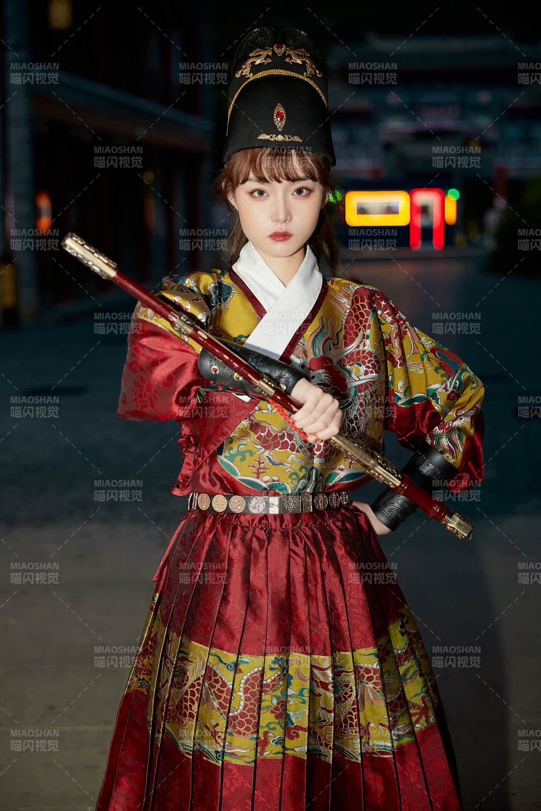 身穿锦衣卫飞鱼服手持宝剑的东方美少女图片