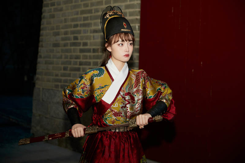 身穿锦衣卫飞鱼服手持宝剑的东方美少女图片