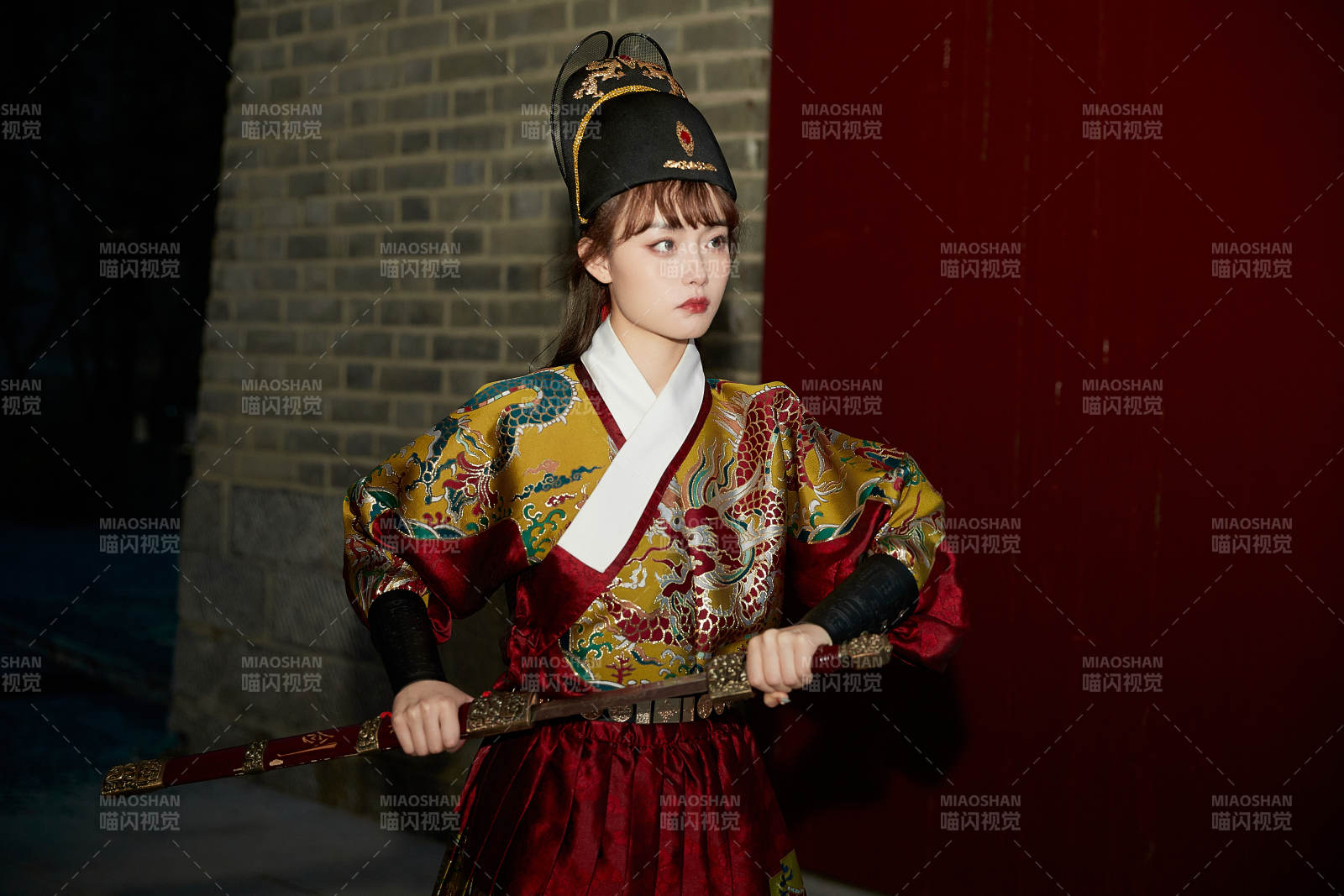 身穿锦衣卫飞鱼服手持宝剑的东方美少女图片