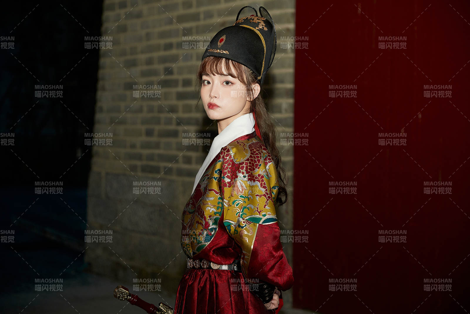 身穿锦衣卫飞鱼服手持宝剑的东方美少女图片