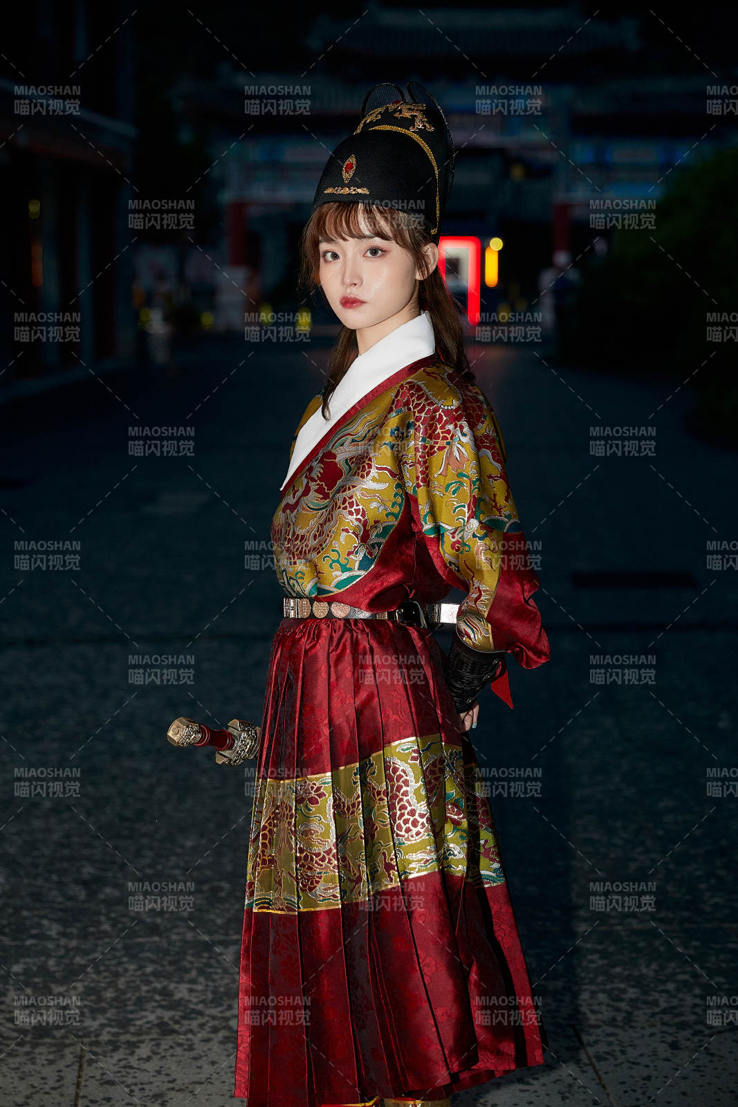 身穿锦衣卫飞鱼服手持宝剑的东方美少女图片