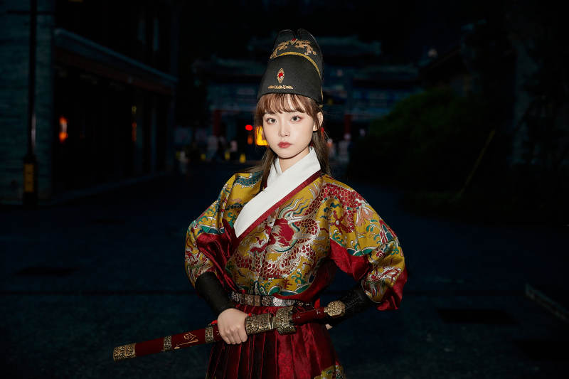 身穿锦衣卫飞鱼服手持宝剑的东方美少女图片