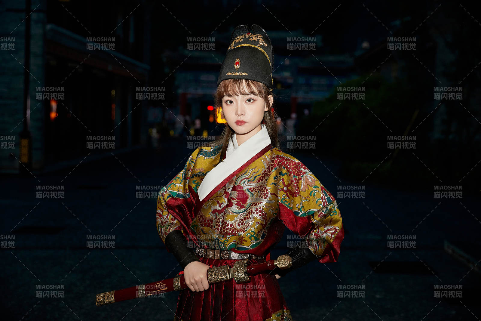 身穿锦衣卫飞鱼服手持宝剑的东方美少女图片