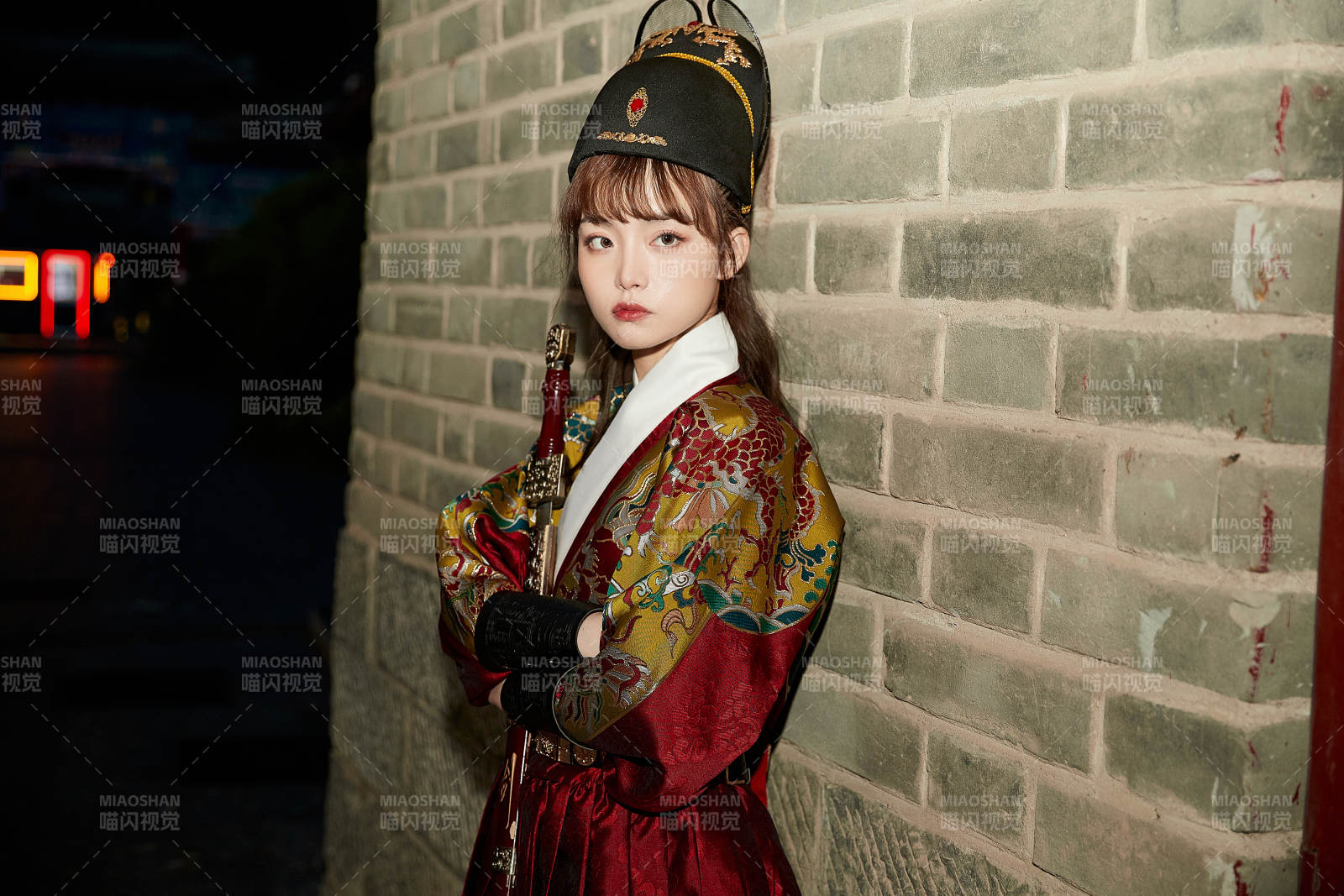 身穿锦衣卫飞鱼服手持宝剑的东方美少女图片