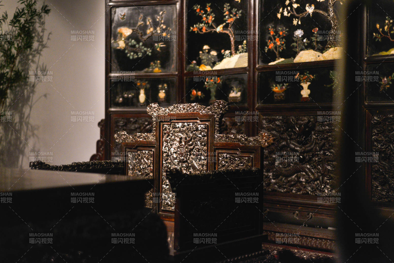 古典屏风与宝座图片