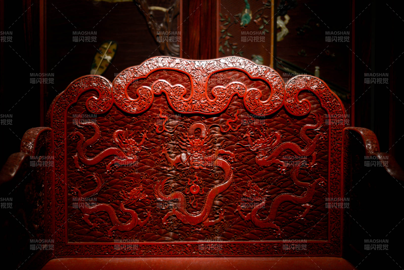 红漆龙纹椅背图片