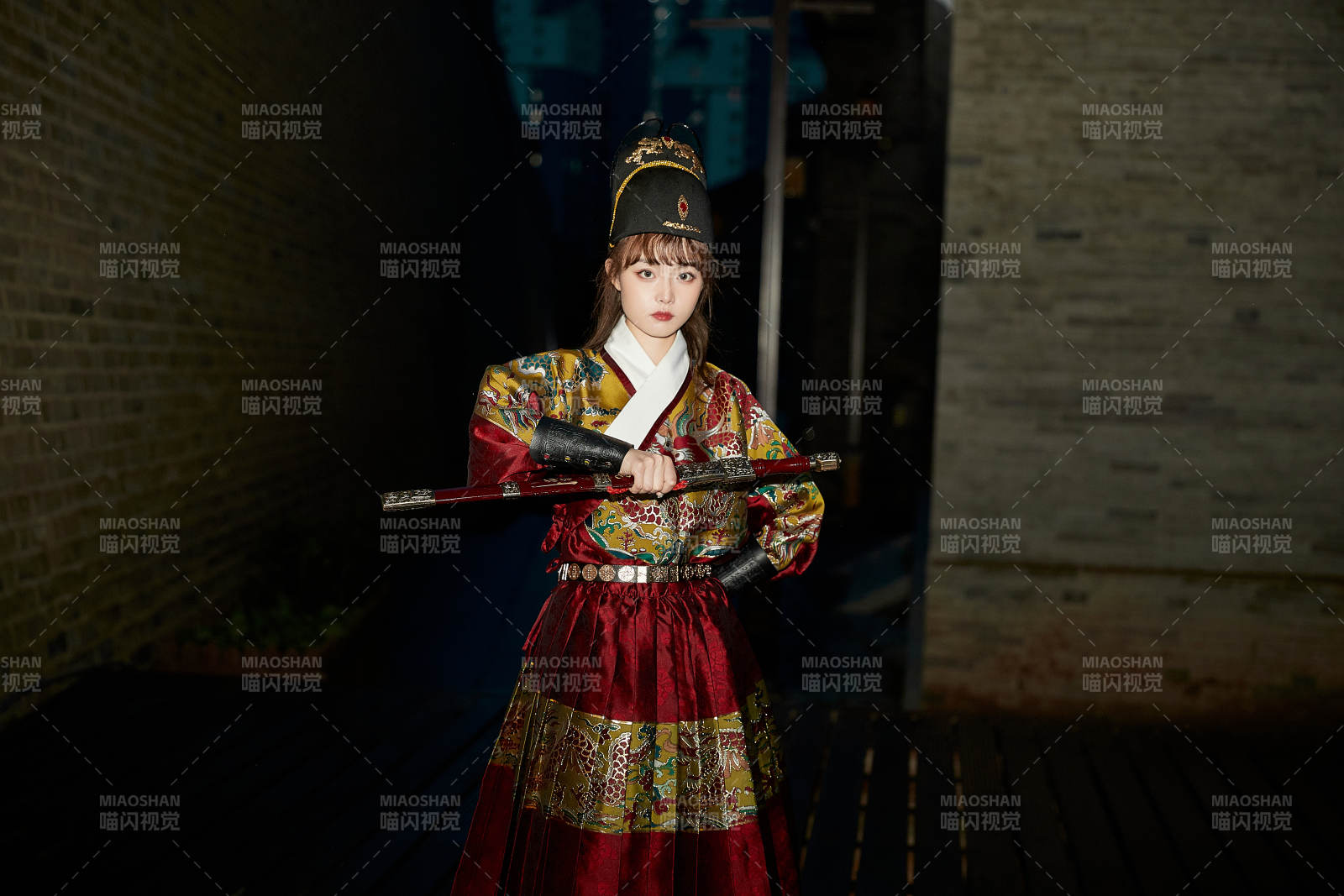 身穿锦衣卫飞鱼服手持宝剑的东方美少女图片