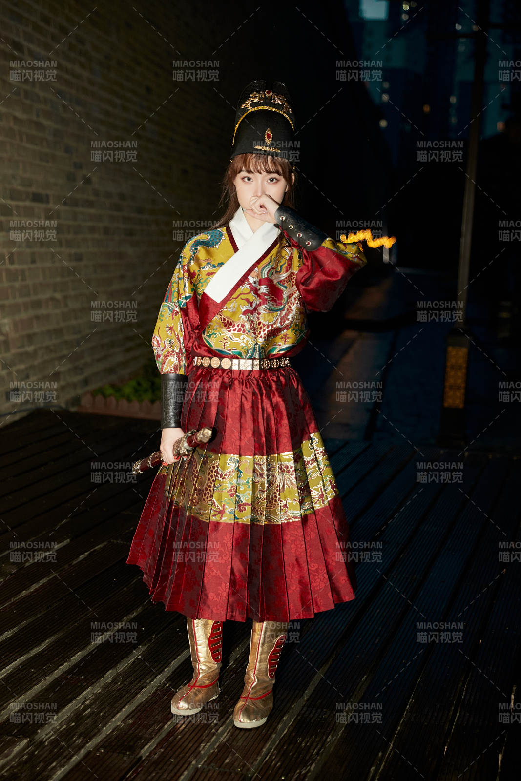 身穿锦衣卫飞鱼服手持宝剑的东方美少女图片