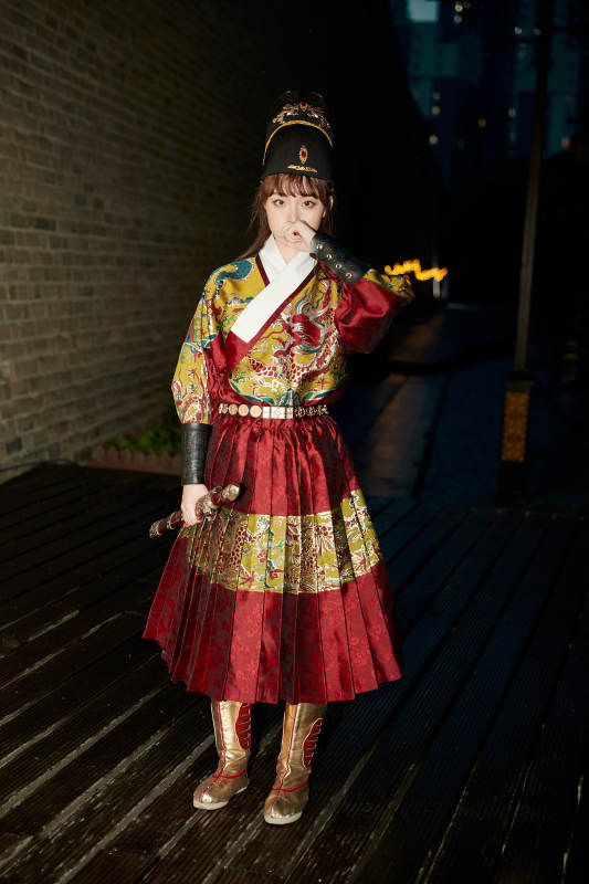 身穿锦衣卫飞鱼服手持宝剑的东方美少女图片